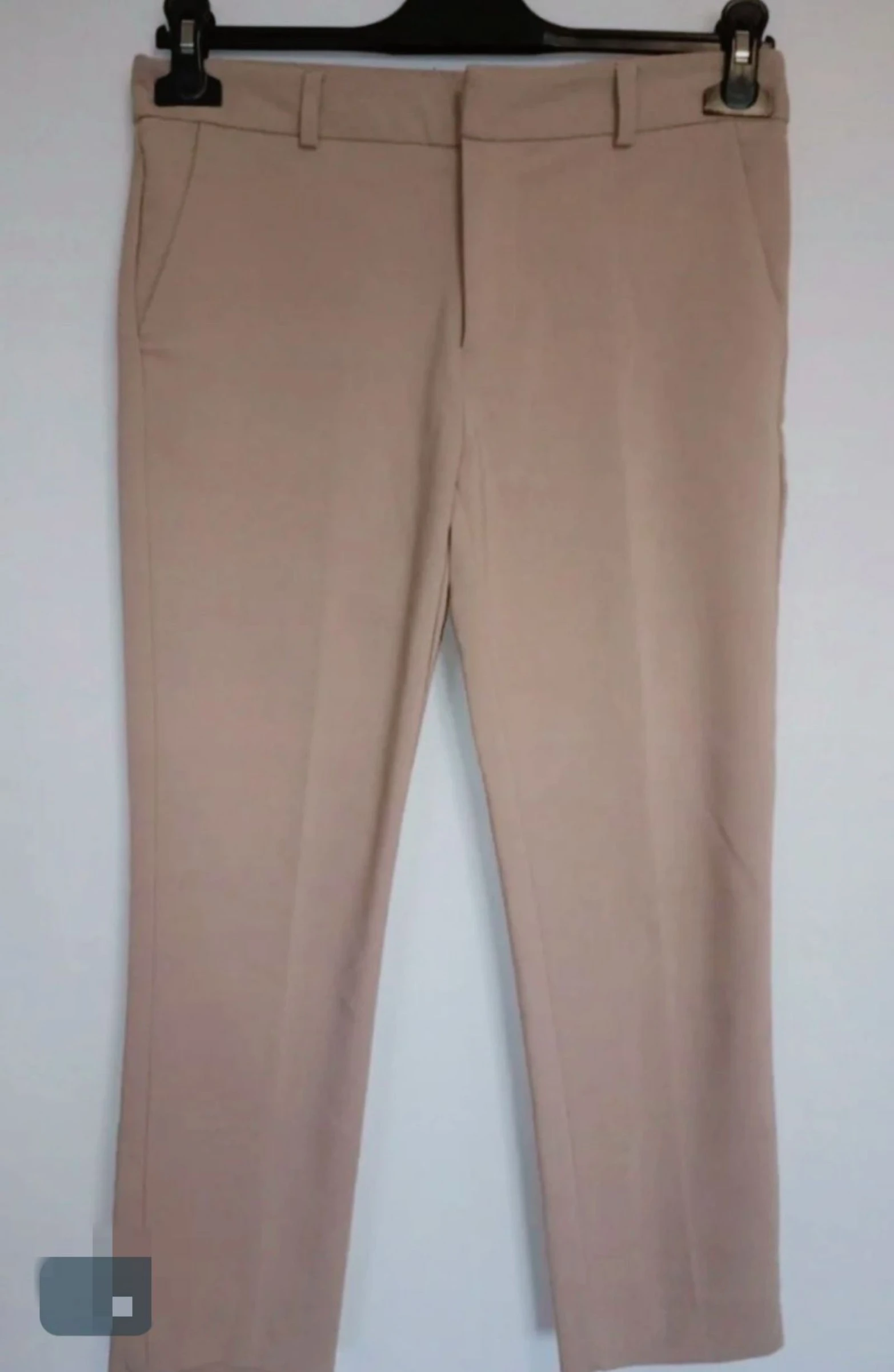 Pantalón de vestir de corte clásico.